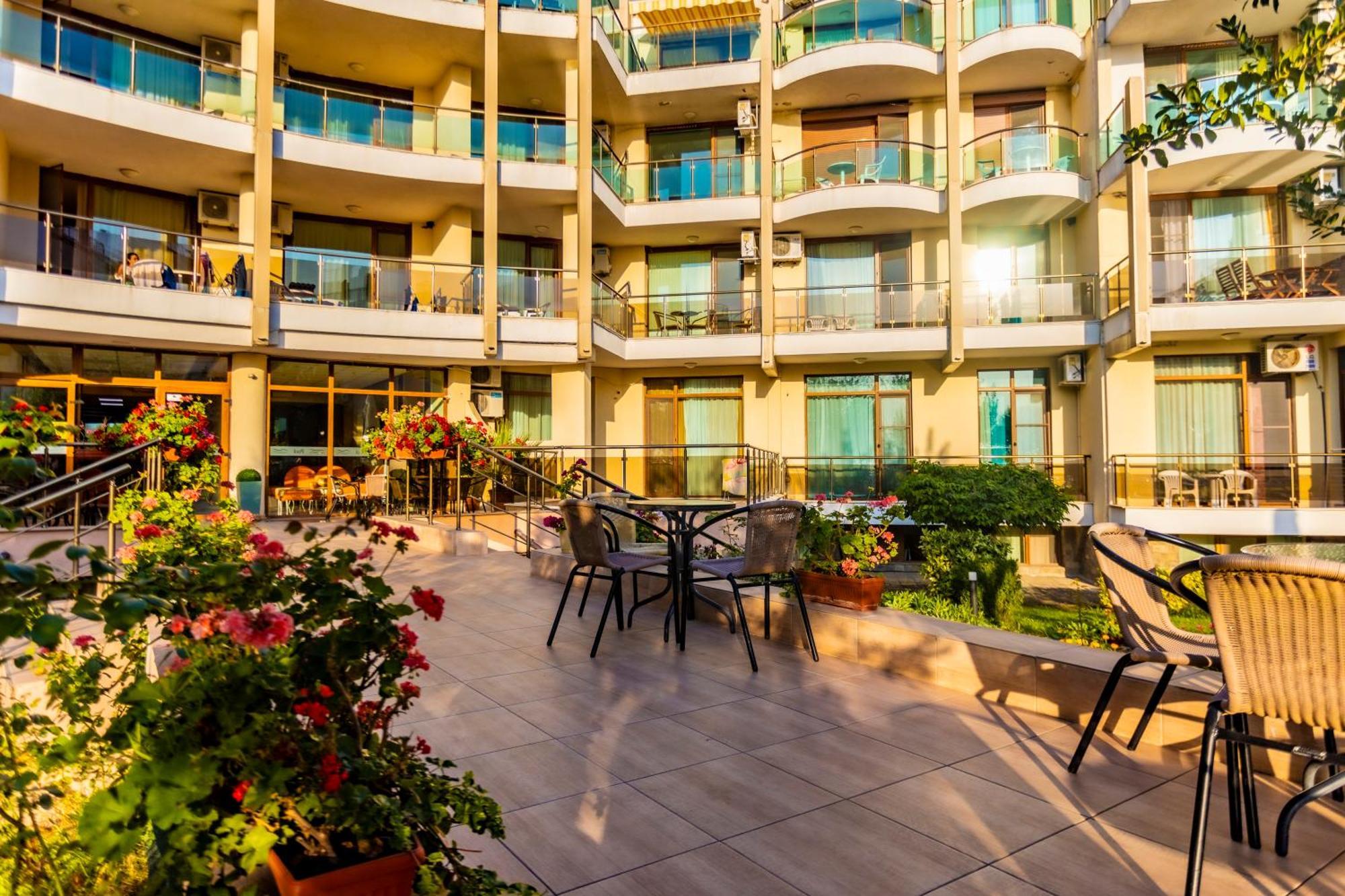 Aparthotel Hotel Prestige City II Primorsko Bagian luar foto